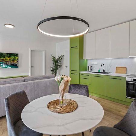 2 Bedroom Apt Steps To Nivy Station บราติสลาวา ภายนอก รูปภาพ