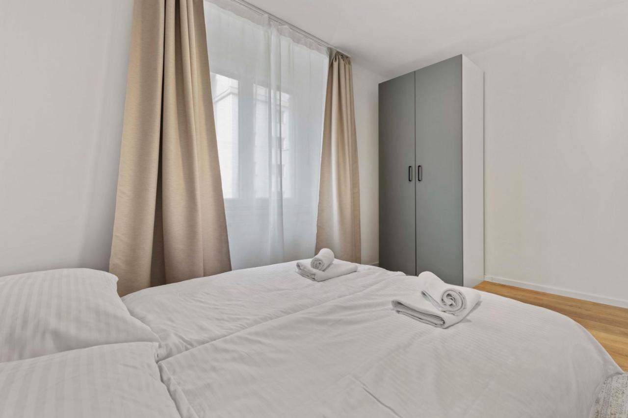 2 Bedroom Apt Steps To Nivy Station บราติสลาวา ภายนอก รูปภาพ