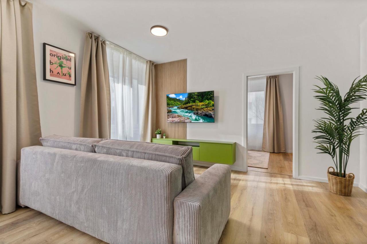 2 Bedroom Apt Steps To Nivy Station บราติสลาวา ภายนอก รูปภาพ