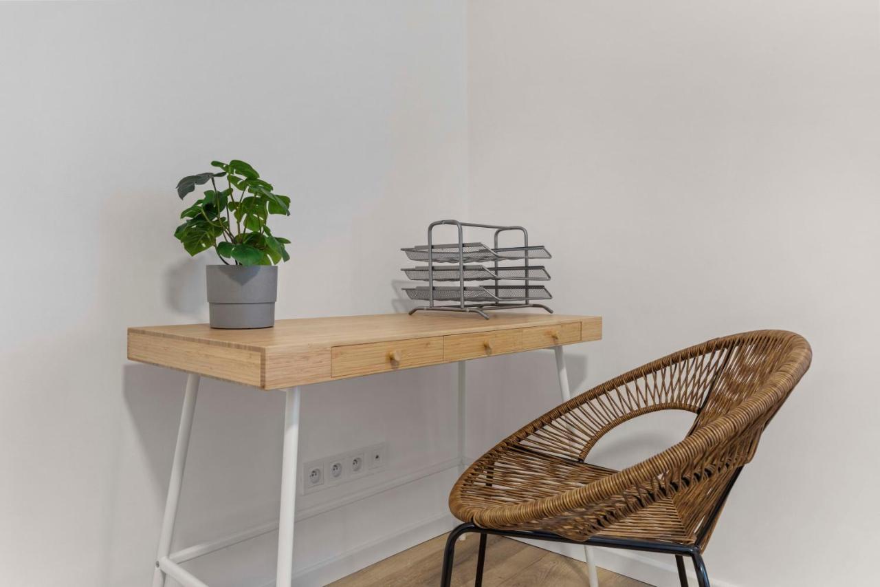 2 Bedroom Apt Steps To Nivy Station บราติสลาวา ภายนอก รูปภาพ