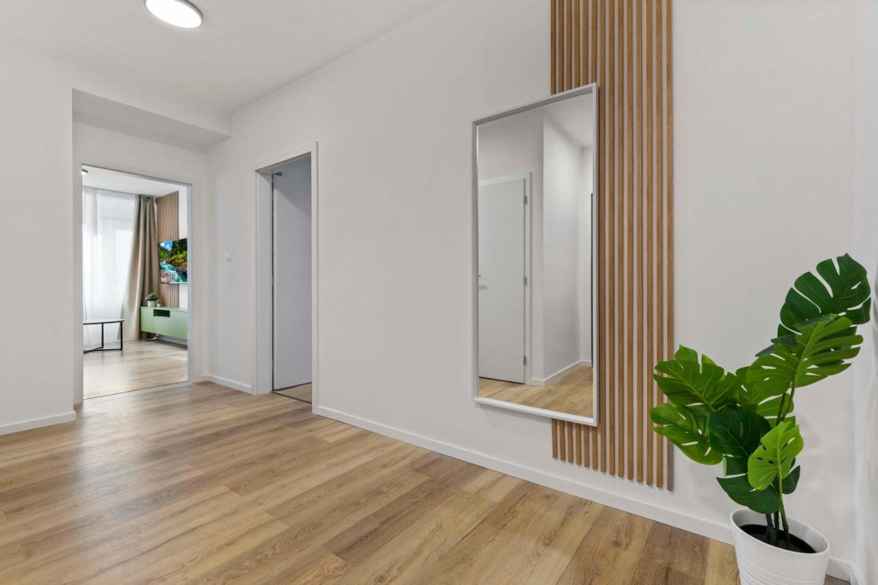 2 Bedroom Apt Steps To Nivy Station บราติสลาวา ภายนอก รูปภาพ