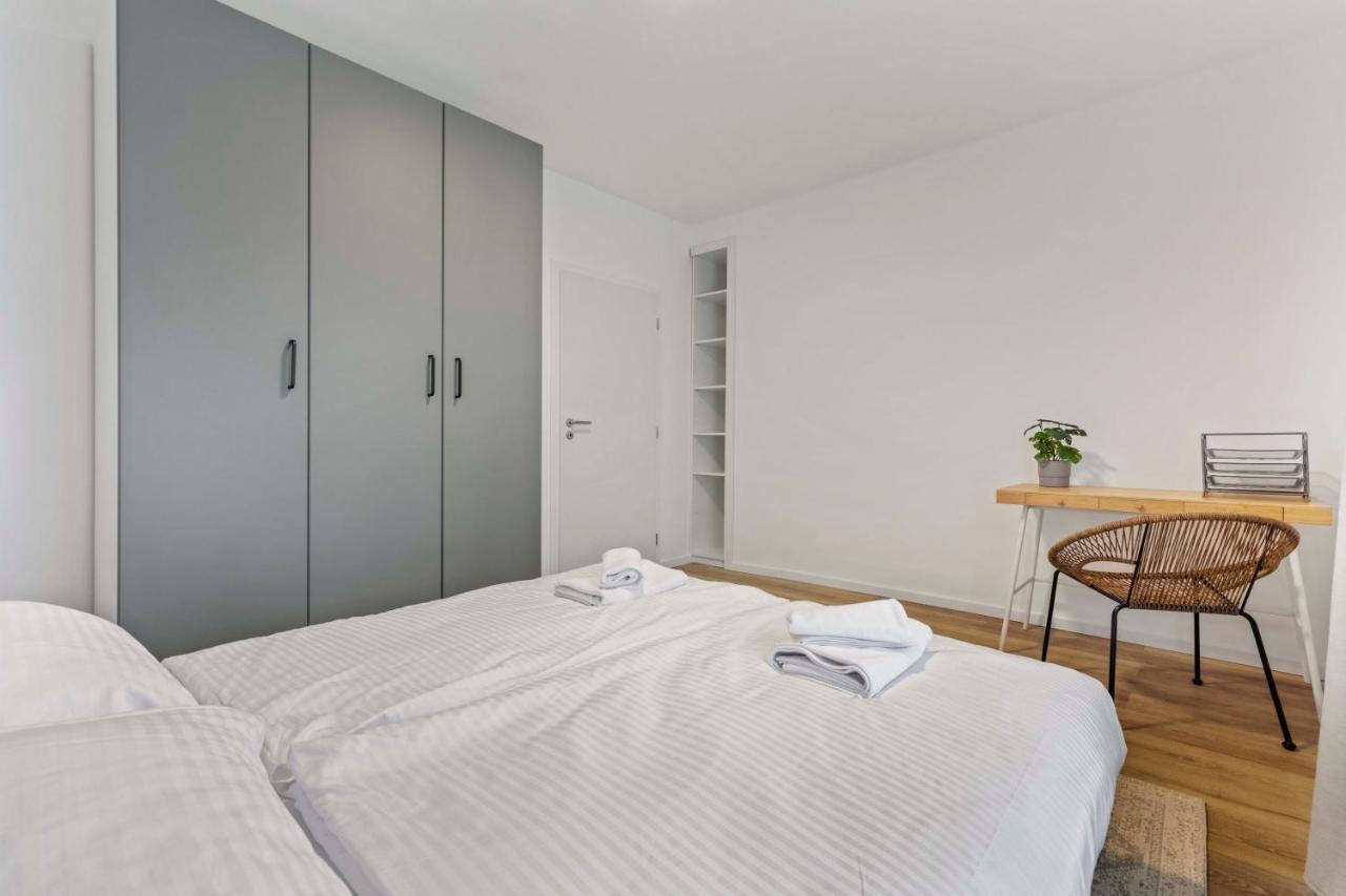 2 Bedroom Apt Steps To Nivy Station บราติสลาวา ภายนอก รูปภาพ