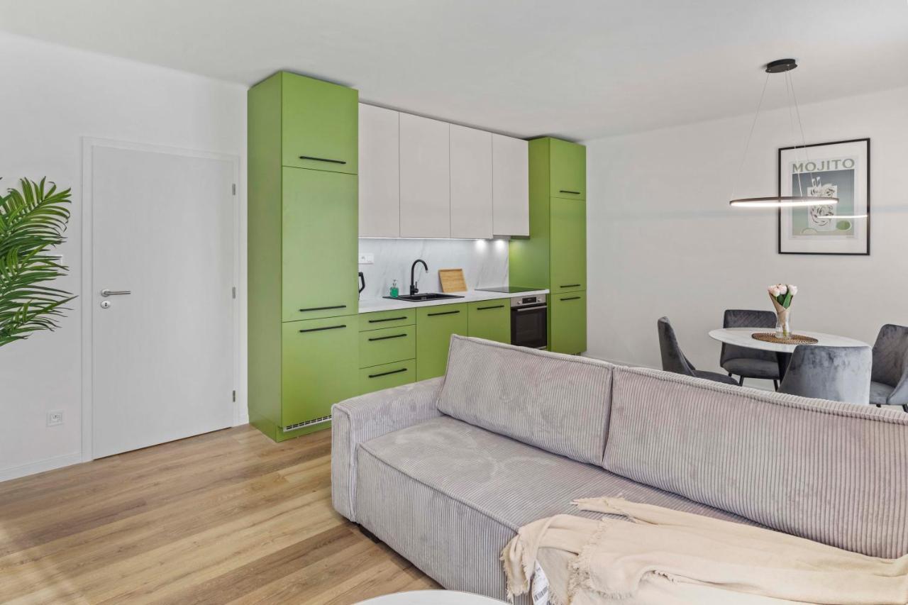 2 Bedroom Apt Steps To Nivy Station บราติสลาวา ภายนอก รูปภาพ